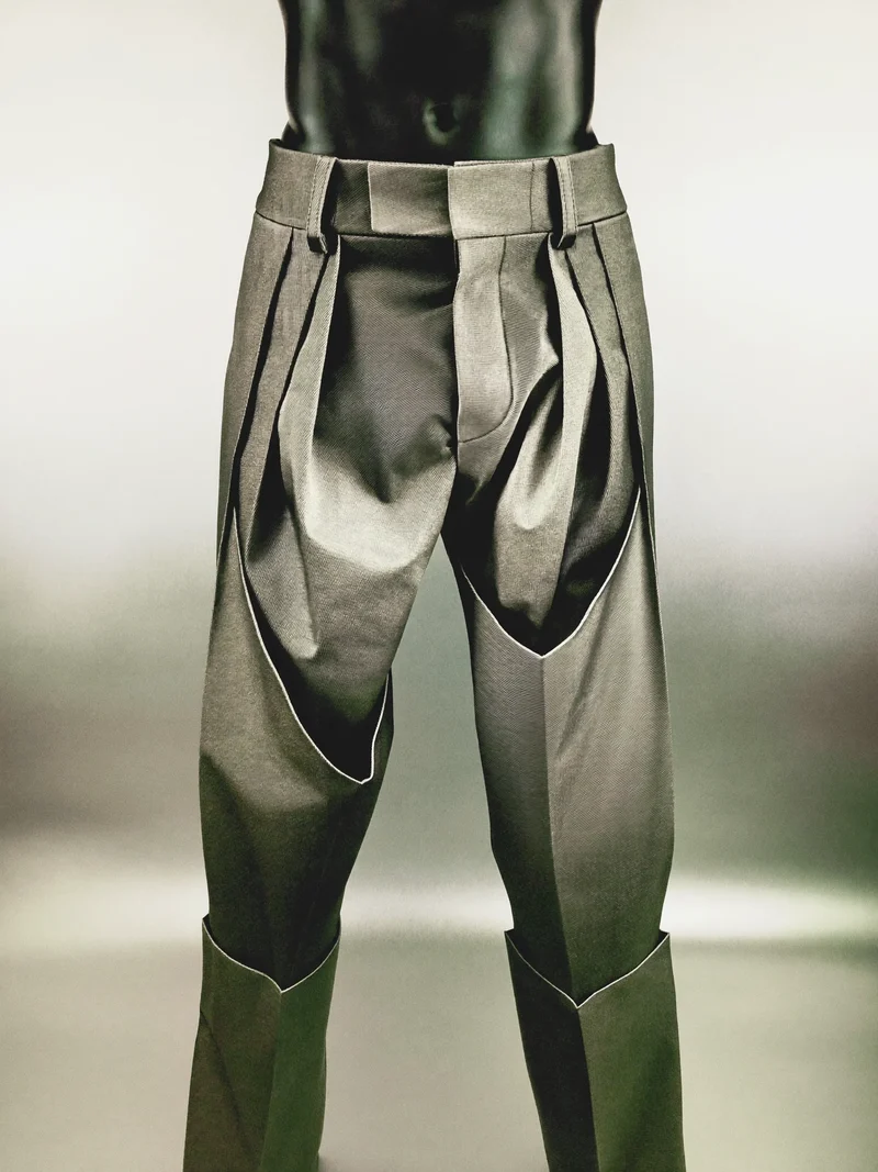 Étude illustrée d'un pantalon large plissé à coutures courbes.
